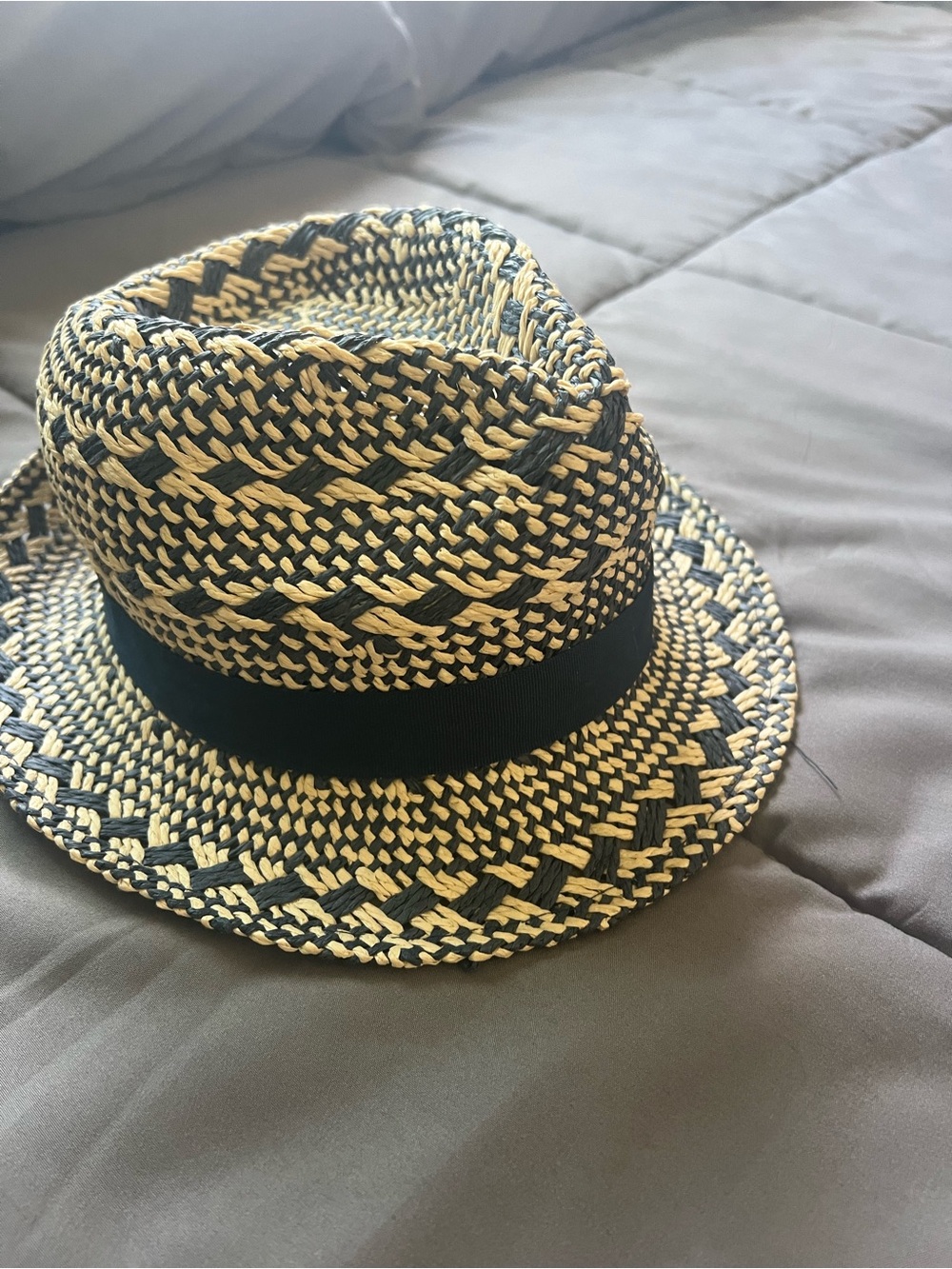 Men's Straw Fedora Hat with Black Band - Two-Tone Beige & Black